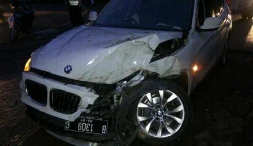 Tabrak Apotek Senopati, BMW Ringsek | www.iannews.id
